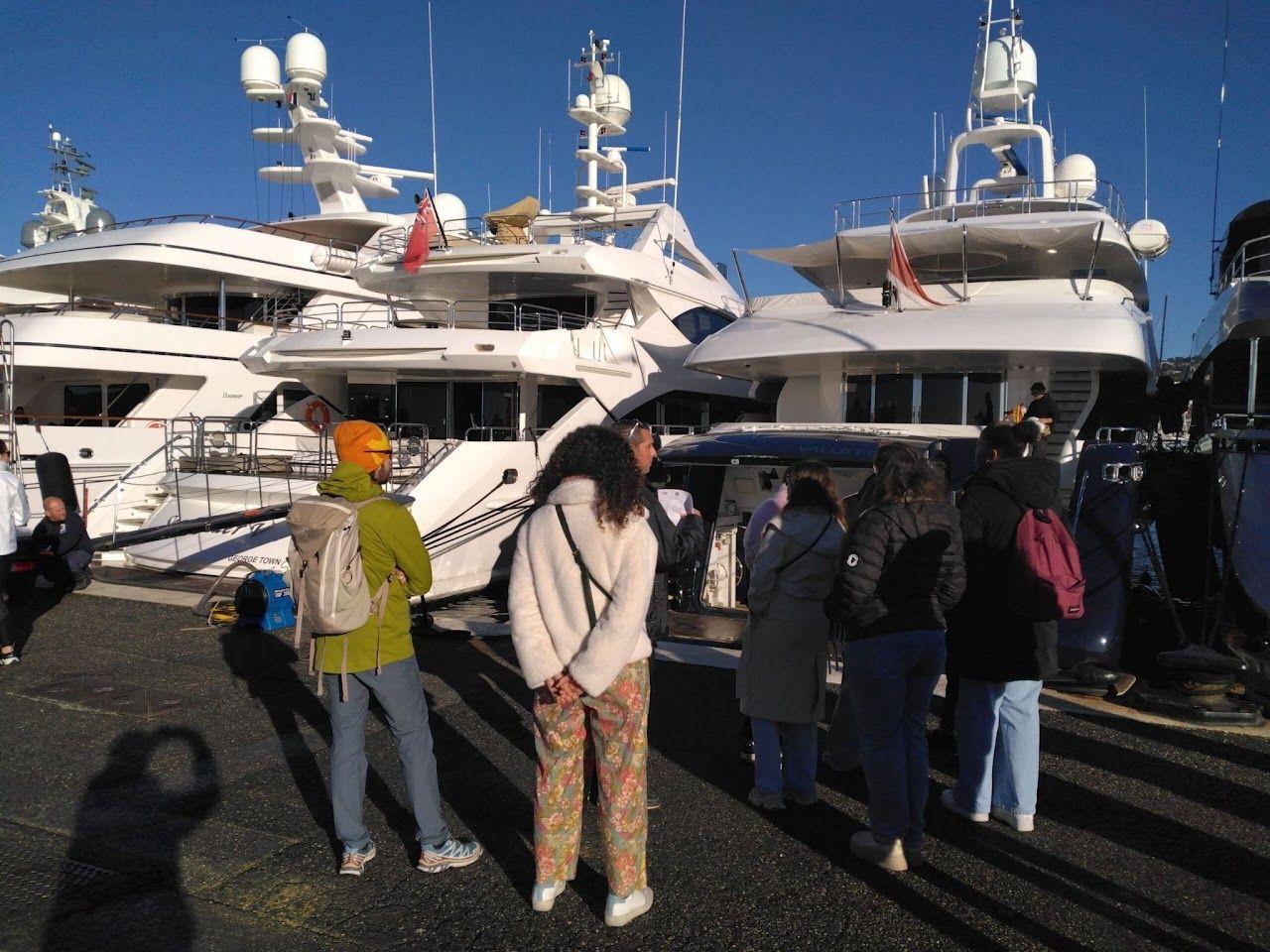 Lycéens devant les bateaux