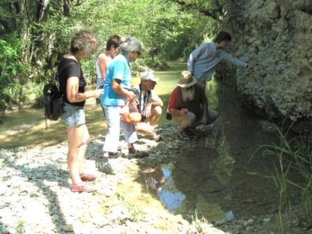 Enfants au bord de la rivière